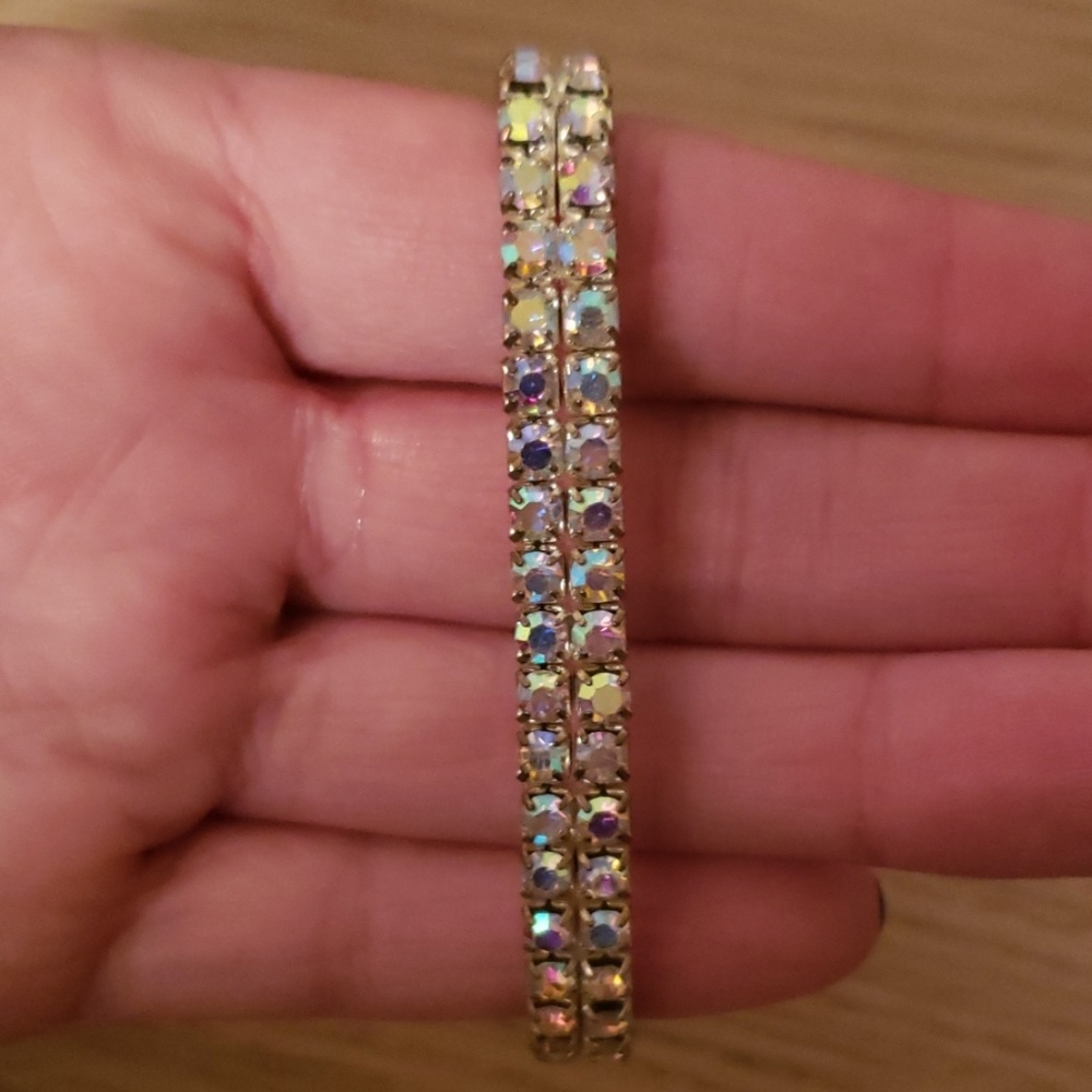 Iridescent bracelet. It stretches.
